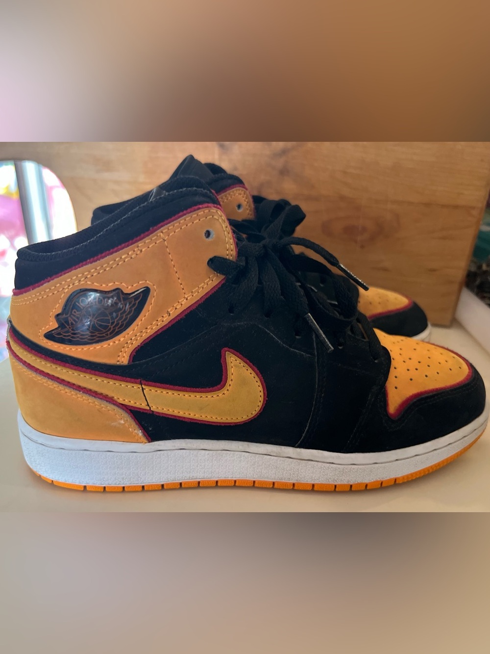 Nike Air Jordan 1 Mid SE Vivid Orange Sneakers FJ4924-008 Sz 6 youth ‘23 Guc